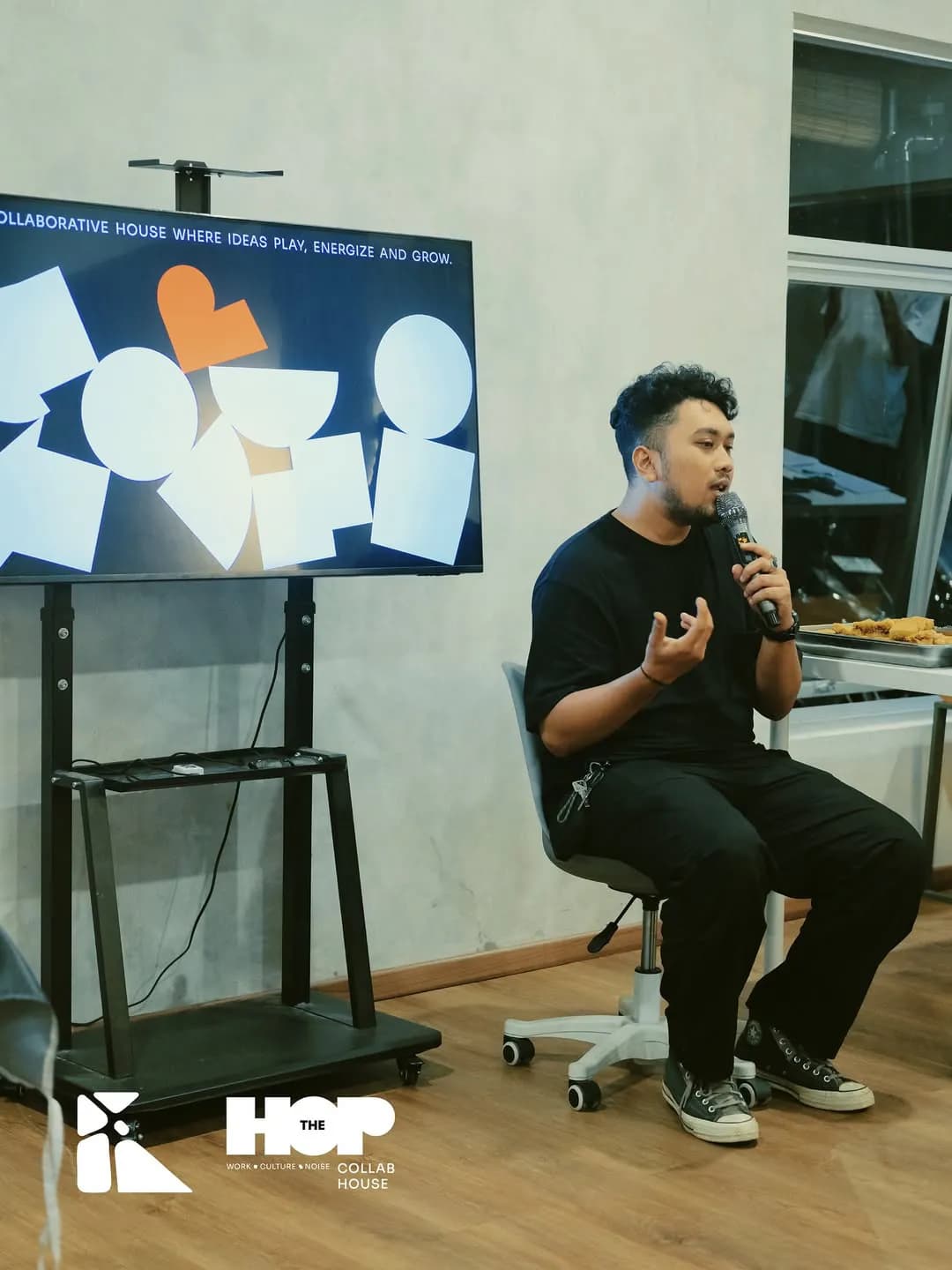 Speaker presentasi Mote Kreatif