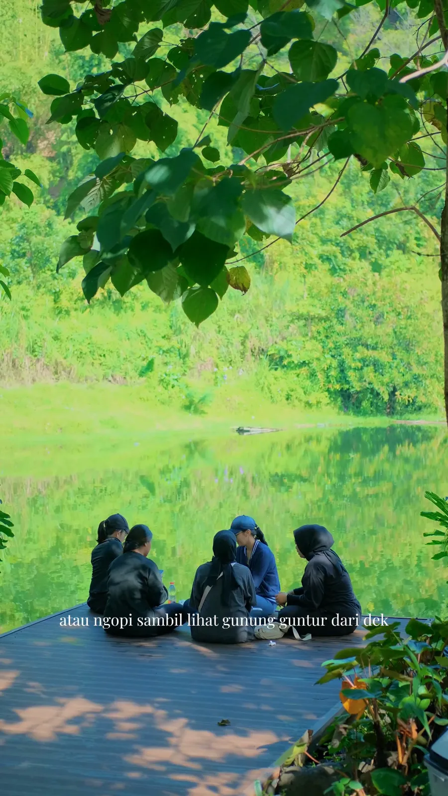 Minum kopi di dek dengan pemandangan gunung