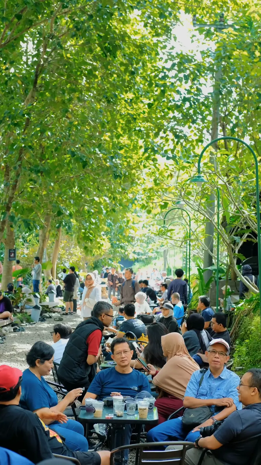 Pengunjung di area kafe Balong Aja